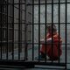 La mujer de la casa de enfrente de la chica en la ventana