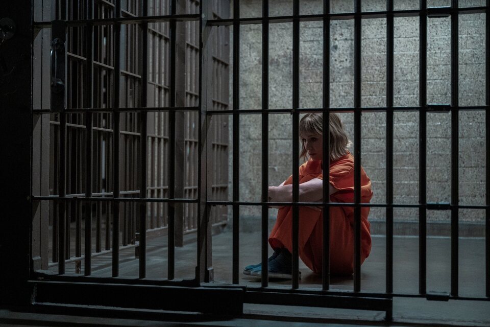 La mujer de la casa de enfrente de la chica en la ventana