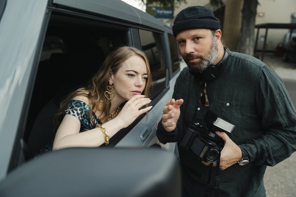 Emma Stone y Yorgos Lanthimos en el rodaje de 'Kinds of Kindness'