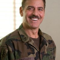 Los hombres que miraban fijamente a las cabras