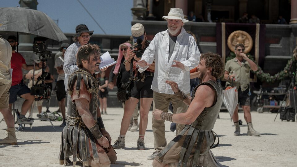 Ridley Scott junto a Pedro Pascal y Paul Mescal en el rodaje de 'Gladiator II'
