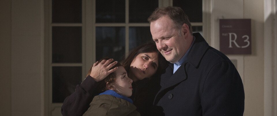 Grégory Gadebois, Géraldine Nakache y Anton Alluin, personajes de 'Un buen padre'
