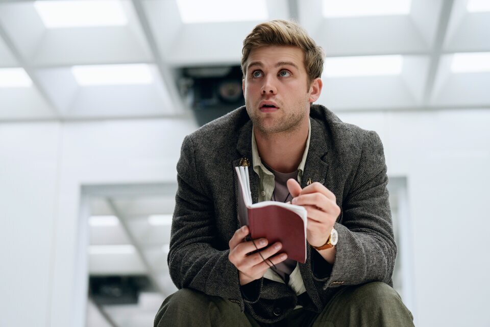 Leo Woodall siendo Edward Brooks en 'Prime target'