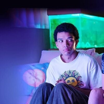 Vi el brillo del televisor