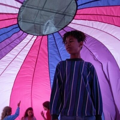 Vi el brillo del televisor