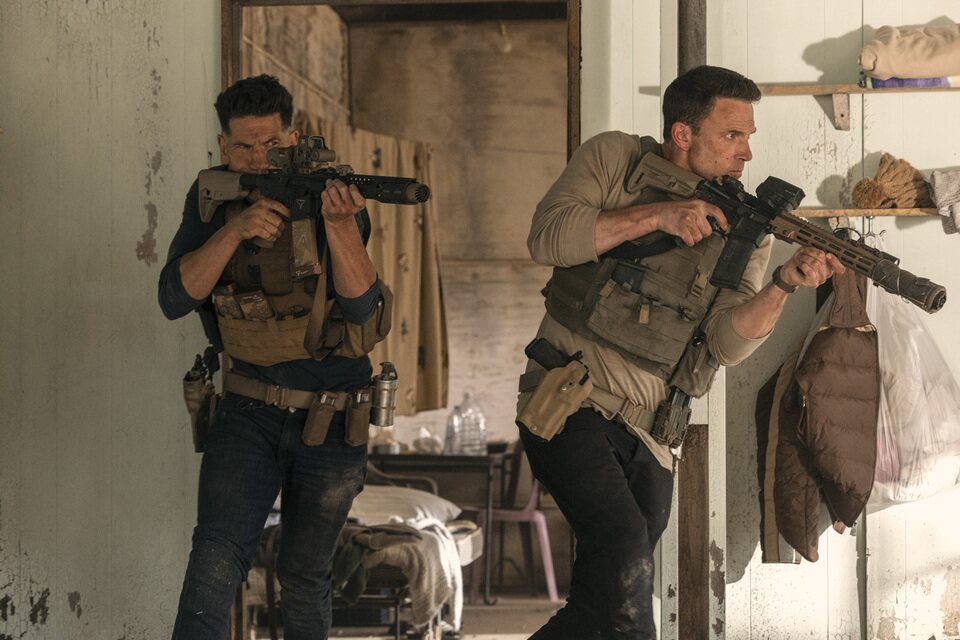 Jon Bernthal y Ben Affleck en 'El contable 2'