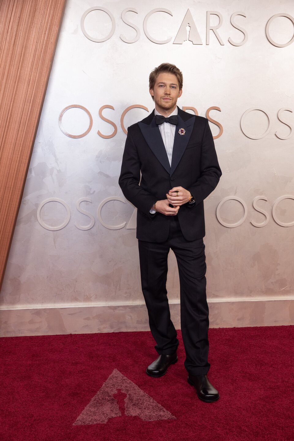 Joe Alwyn en la alfombra roja de los Oscar 2025