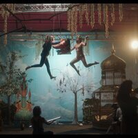 ¡Caigan las rosas blancas!