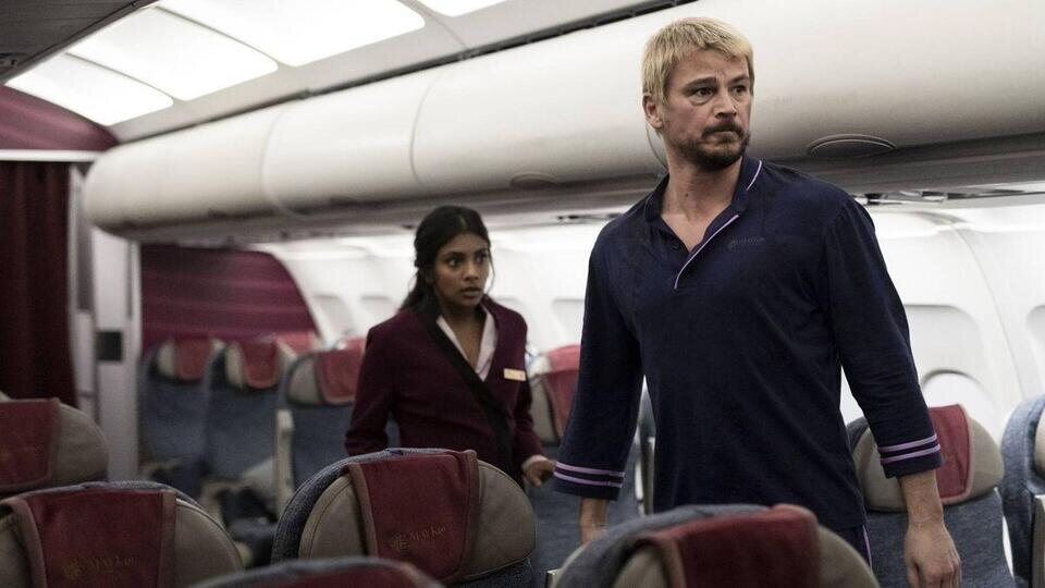 Charithra Chandran y Josh Hartnett, la pareja protagonista de la cinta