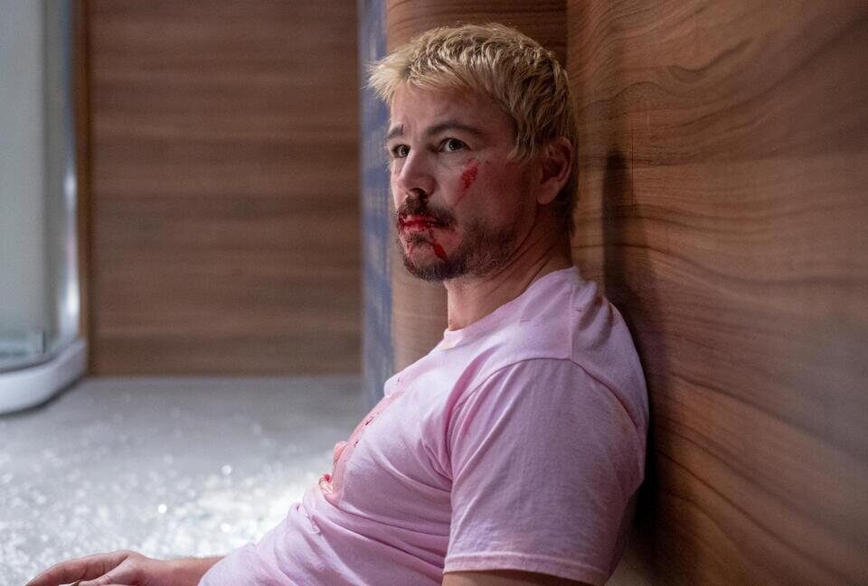 Lucas Reyes (Josh Harnett), intentando sobrevivir en el avión.