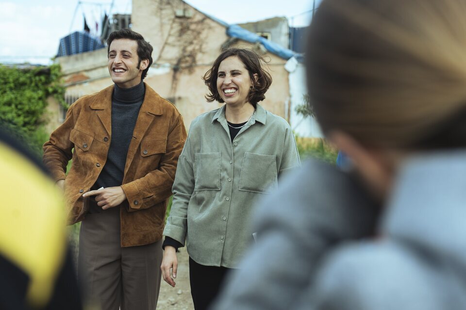 Daniel Ibáñez y Marta Díaz de Lope Díaz durante el rodaje de 'Pioneras: Solo querían jugar'