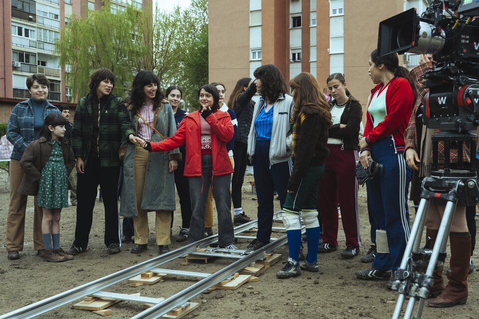 Sofía de Iznájar y Bruna Lucadamo, protagonistas de esta historia, se dan la mano durante el rodaje