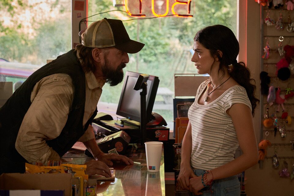 Peter Stormare y Ella Rubin en un fotograma de 'Until Dawn'