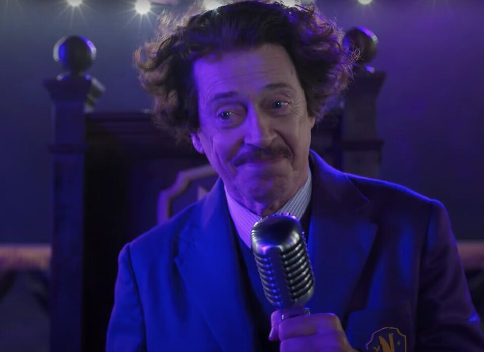 Steve Buscemi como director de la Academia Nevermore en la temporada 2 de 'Miércoles'