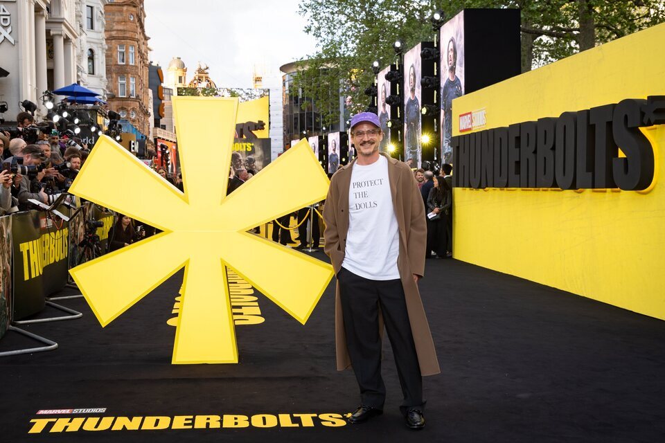 Pedro Oascal acudió a la premier de 'Thunderbolts*' con la camiseta 'Protect the dolls'
