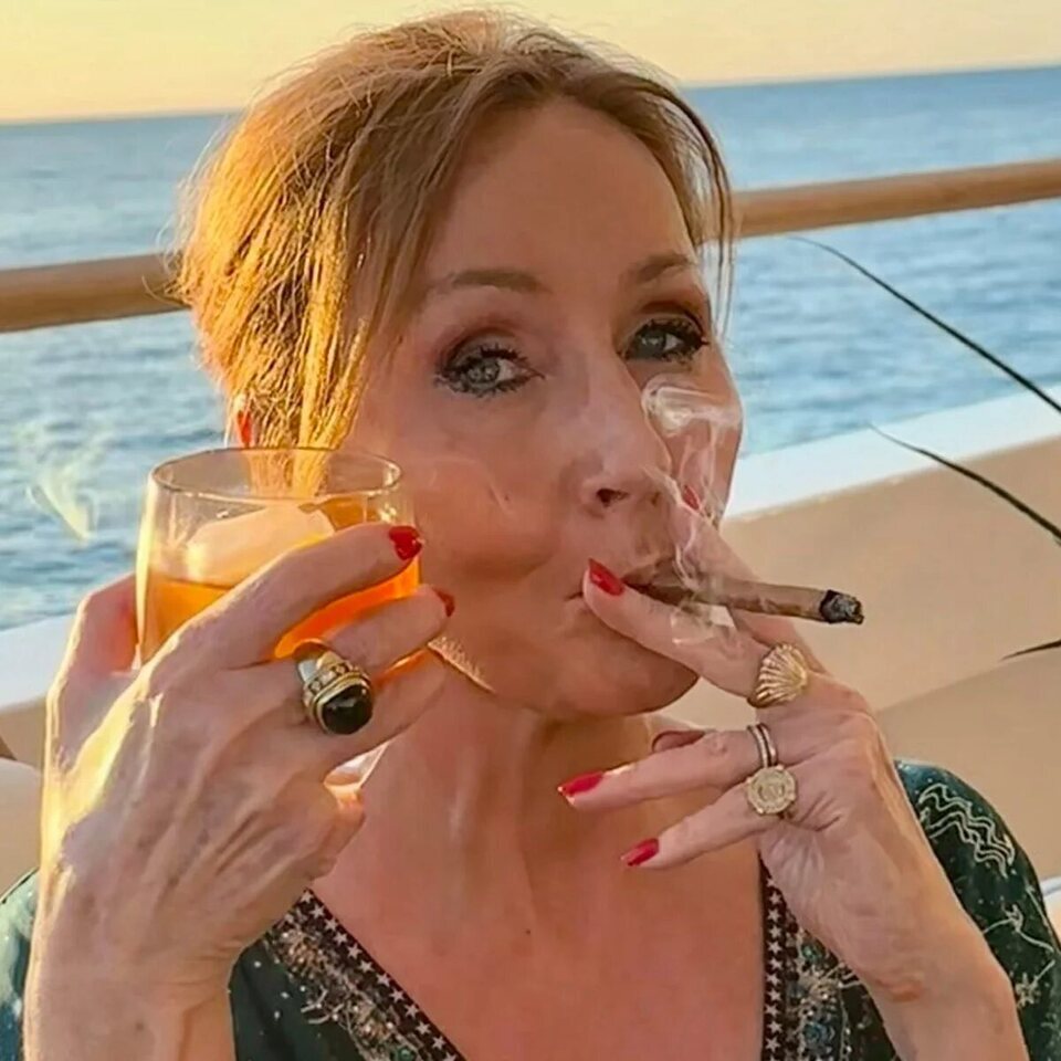 J.K. Rowling se hizo viral por festejar así el polémico fallo anti-trans de la Corte británica