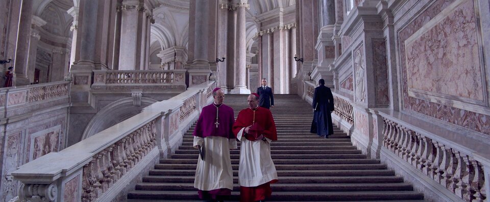 Stanley Tucci y Ralph Fiennes en 'Cónclave'