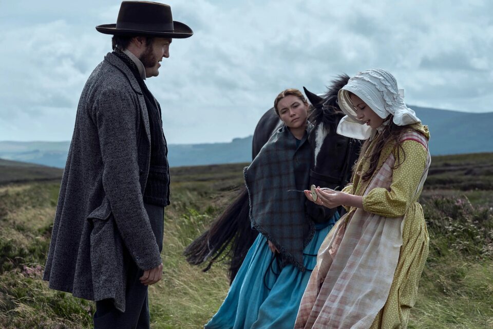 Tom Burke acompaña a Pugh en este trampantojo que es 'El prodigio'