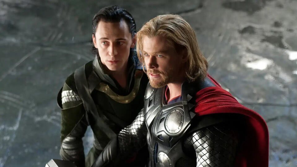 Tom Hiddleston y Chris Hemsworth como Loki y Thor en 'Thor'
