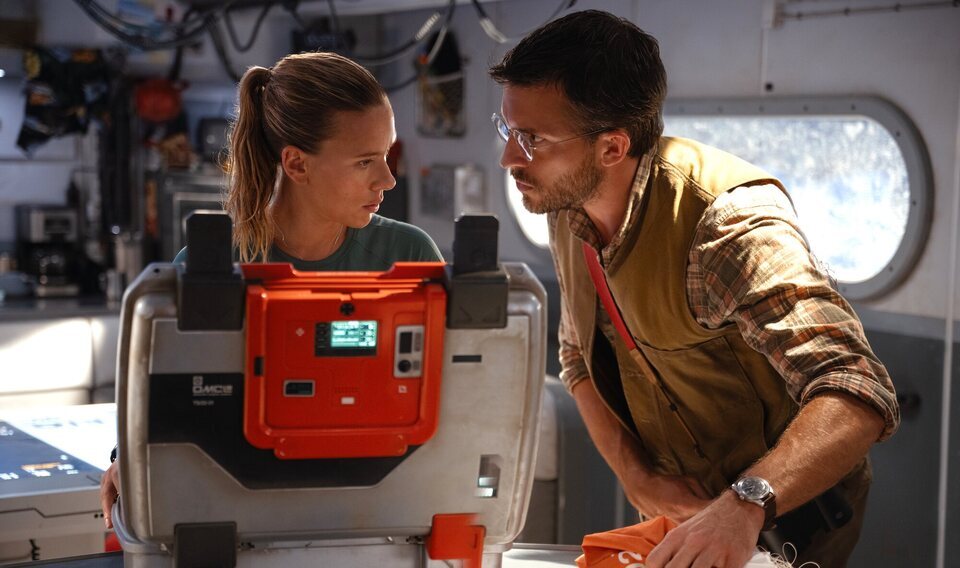 Scarlett Johansson y Jonathan Bailey en 'Jurassic World: El renacer'