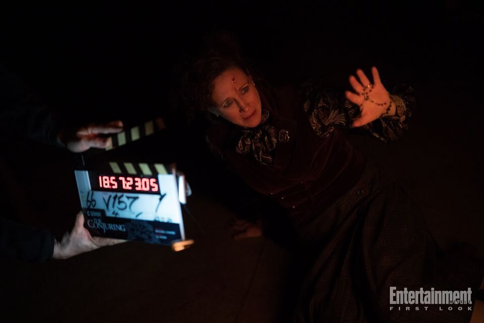 Vera Farmiga tras las cámaras de 'The Conjuring: Last Rites'.