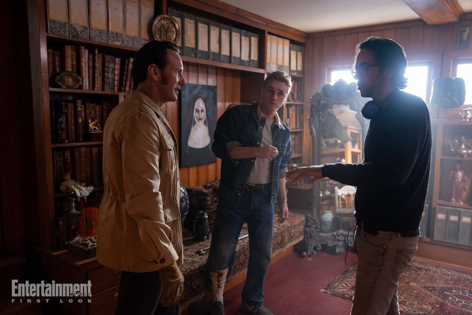Patrick Wilson, Ben Hardy y Michael Chaves en el rodaje de 'The Conjuring: Last Rites'.