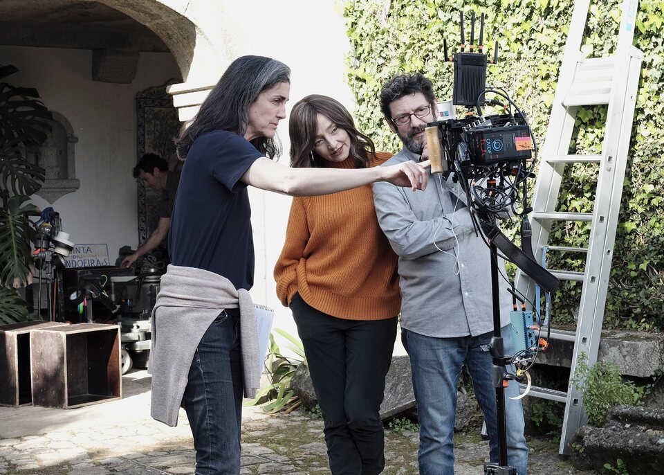 Manolo Solo, María de Medeiros y Avelina Prat en el set de rodaje de 'Una quinta portuguesa'