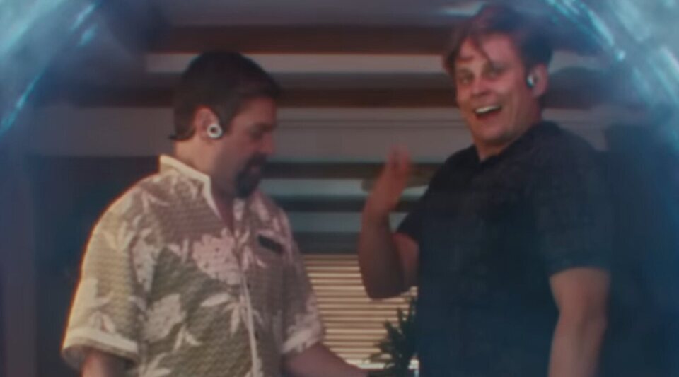 Zach Galifianakis y Billy Magnussen en 'Lilo y Stitch'