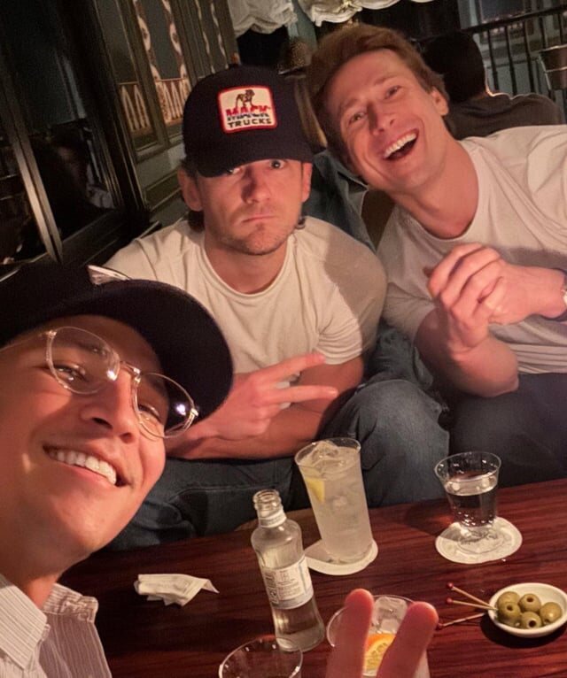 Reunión de Danny Ramirez, Lewis Pullman y Glen Powell