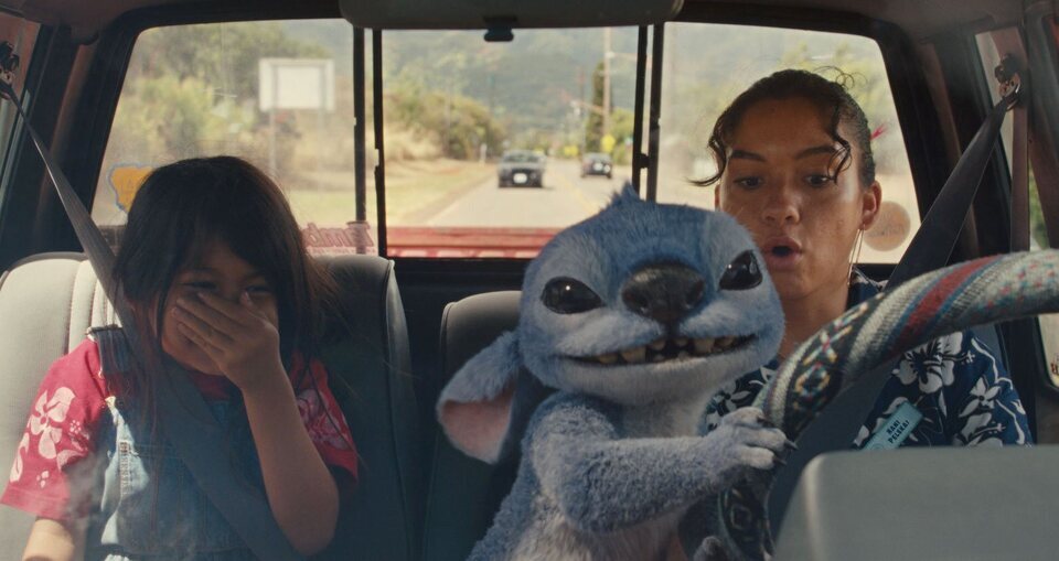 Stitch tomando el volante de su nueva ohana