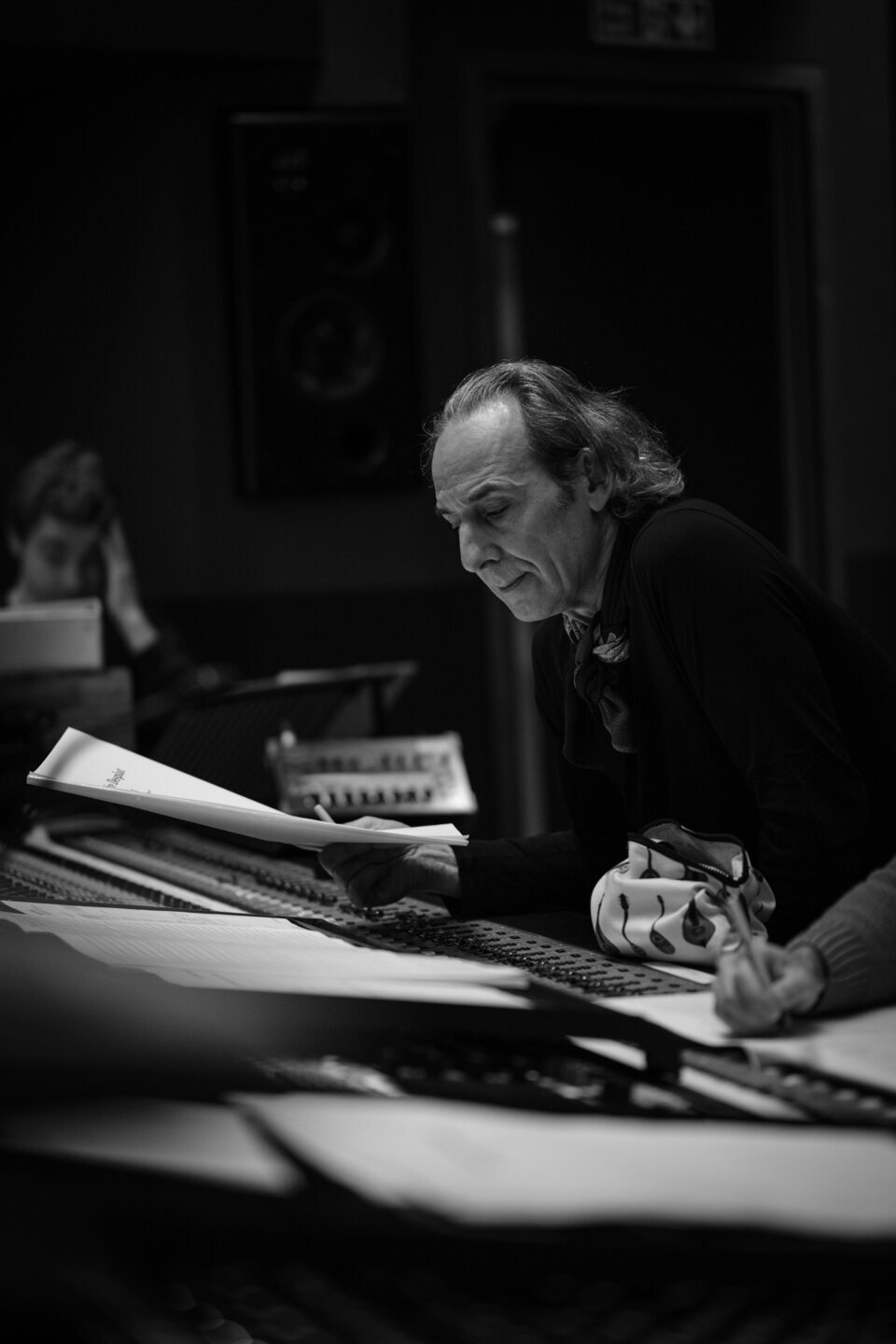 Alexandre Desplat en la sesión de grabación de la BSO de 'Jurassic World: El renacer'