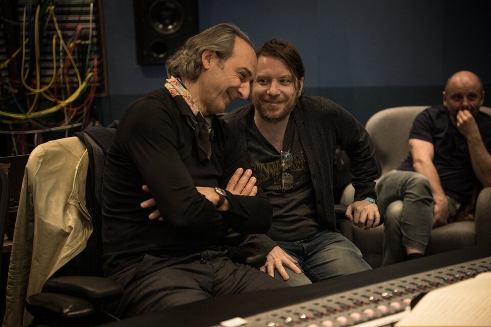 Alexandre Desplat y Gareth Edwards durante una sesión de grabación de la BSO de 'Jurassic World: El renacer'