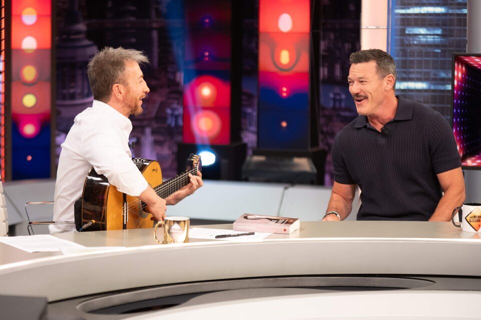 Pablo Motos y Luke Evans durante su visita a 'El hormiguero'