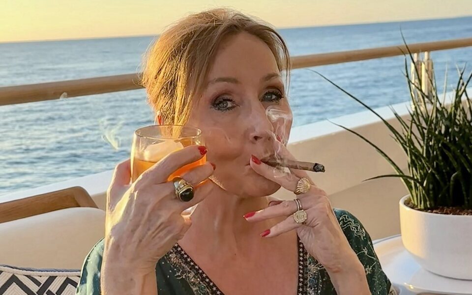 J.K Rowling celebrando el recorte del reconocimiento legal de las personas trans