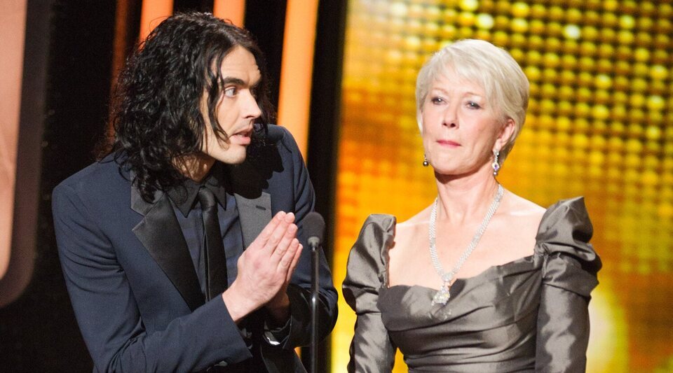 Russell Brand y Helen Mirren presentan un premio en los Oscar 2011