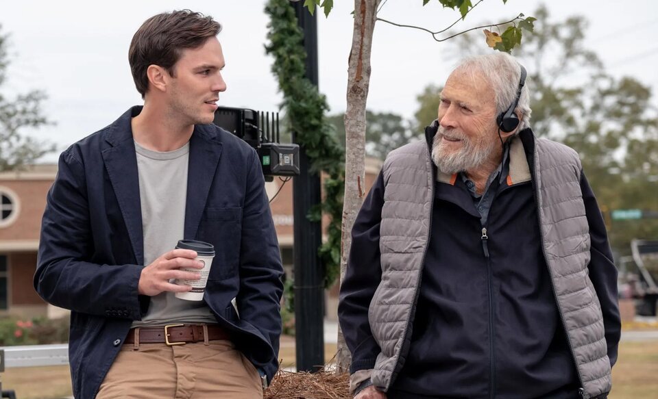 Clint Eastwood con Nicholas Hoult en el rodaje de 'Jurado Nº2'
