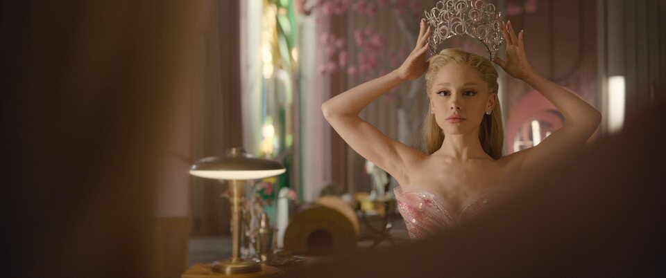 Ariana Grande, Galinda, en un fotograma del adelanto de 'Wicked: Parte II'