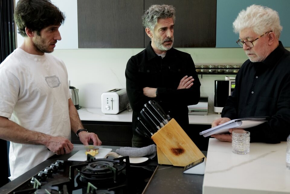 Quim Gutiérrez y Leonardo Sbaraguia con Pedro Almodóvar por 'Amarga Navidad'