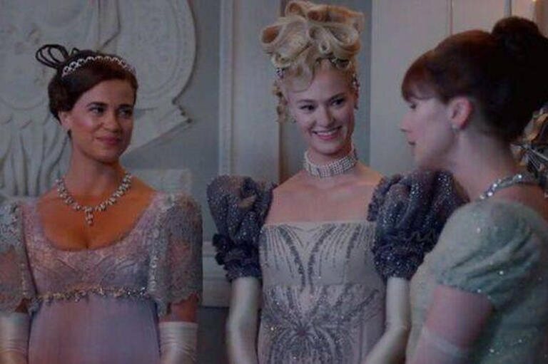Genevieve Chenneour es Clara Livingston (izquierda) en 'Los Bridgerton'