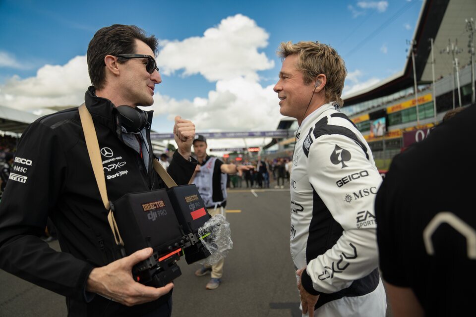 Joseph Kosinski y Brad Pitt durante el rodaje de 'F1: La pel&iacute;cula'