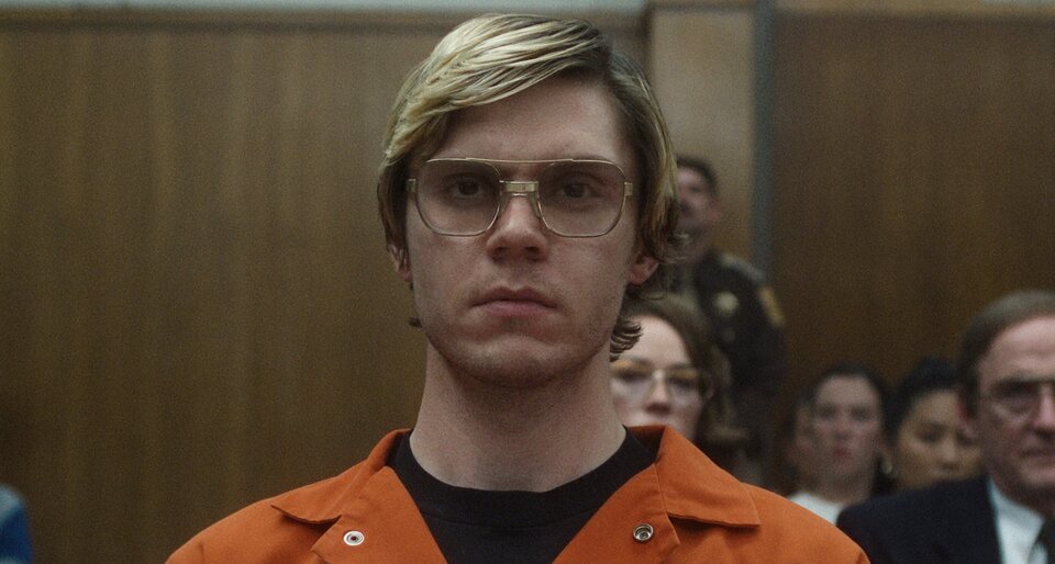Evan Peters como Jeffrey Dahmer