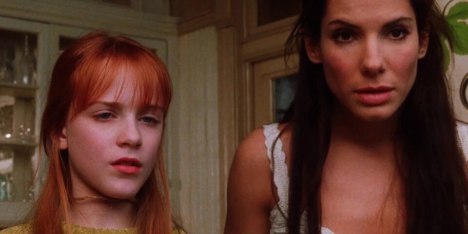 Evan Rachel Wood y Sandra Bullock en 'Prácticamente magia'