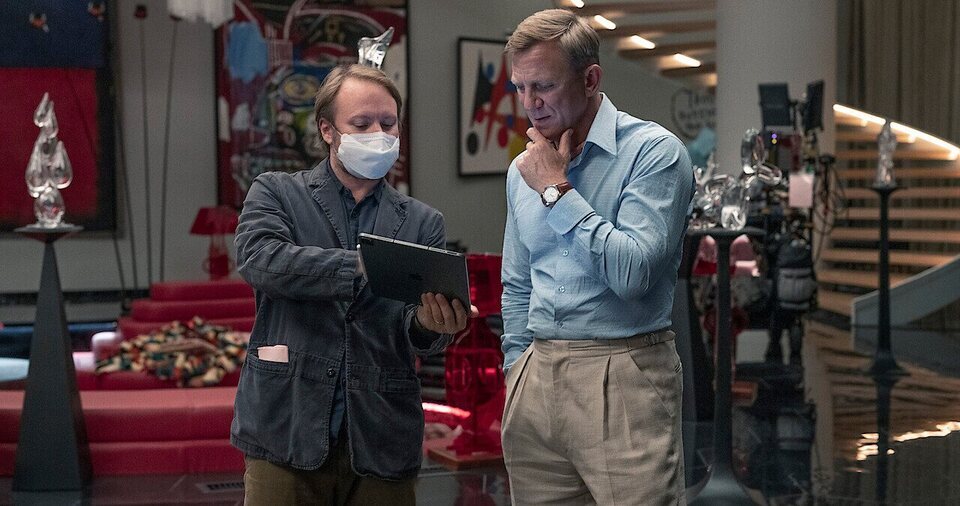 Rian Johnson y Daniel Craig en el rodaje de 'Puñales por la espalda: El misterio de Glass Onion'