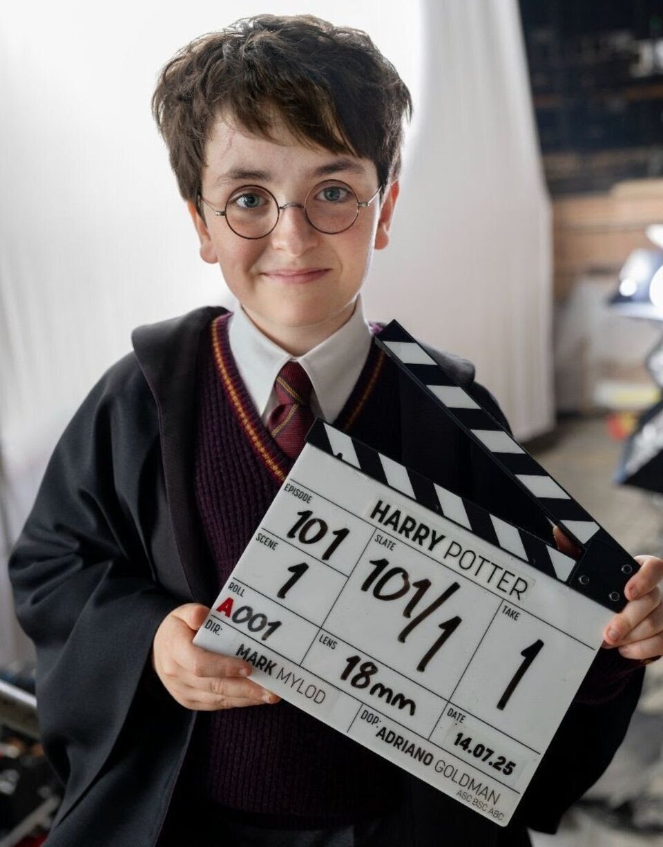 Dominic McLaughlin como Harry Potter