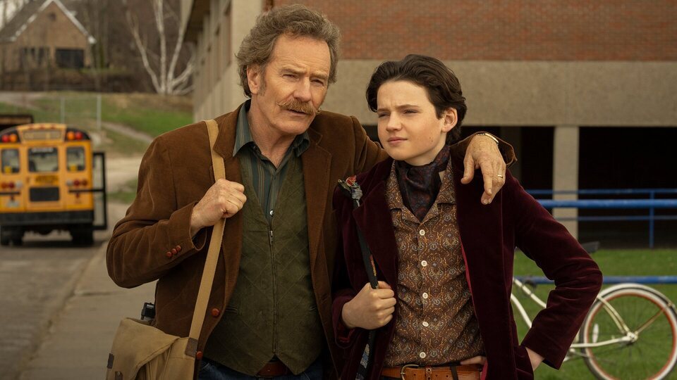 Benjamin Evan Ainsworth y Bryan Cranston en 'Everything's Going to Be Great'