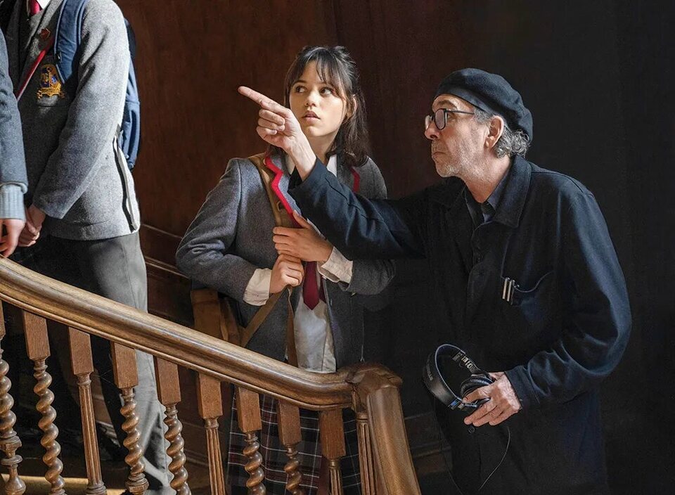 Tim Burton y Jenna Ortega en el set de 'Btelchús Bitechús'