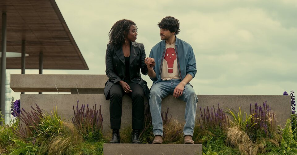 Kirby Howell-Baptiste y Colin Morgan en el final de 'Sandman'