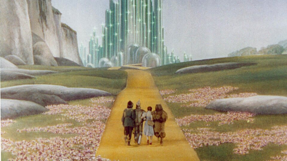 Dorothy, el Espantapájaros, el Hombre de Hojalata, y León llegan a Ciudad Esmeralda en 'El Mago de Oz'