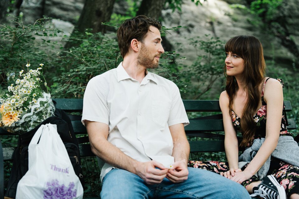 Chris Evans y Dakota Johnson en 'Materialistas'
