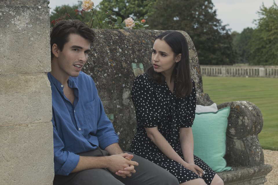 Sofia Carson y Corey Mylchreest en 'Mi año en Oxford'